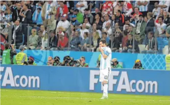  ?? FOTO: DPA ?? Die Einsamkeit des Superstars nach dem 0: 3: Lionel Messi.