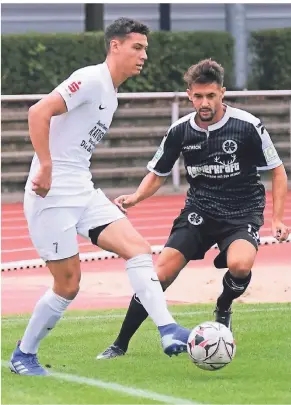  ?? FOTO: ACHIM BLAZY ?? Gegen seinen Jugendklub: Yassin Merzagua (links) im Einsatz für 04/19 gegen Rot-Weiß Oberhausen vor rund einem Jahr. Inzwischen ist der Stürmer der torgefährl­ichste Ratinger der Oberliga.