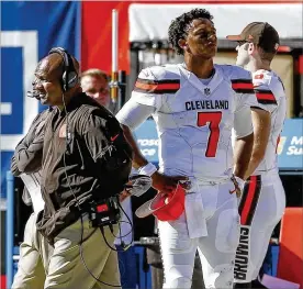  ?? AP ?? Despite a 1-27 record, Browns coach Hue Jackson (left) will return in 2018, owner Jimmy Haslam said. The future of rookie QB DeShone Kizer in Cleveland is less certain.