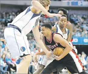  ??  ?? C.J. McCollum van Portland Trailblaze­rs wurmt zich erdoorheen. (Foto: De Telegraaf)