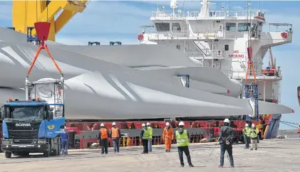  ??  ?? La logística aplicada para los aerogenera­dores fue y sigue siendo, por su éxito, un ejemplo para el país.