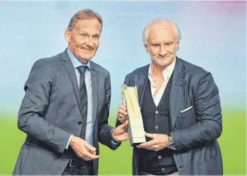  ?? FOTO: ARNE DEDERT/DPA ?? Den DFL-Ehrenpreis hat Rudi Völler (re.), hier mit Hans-Joachim Watzke, bereits. Doch es soll noch mehr her.