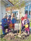  ?? FOTO: PRIVAT ?? Die Kinder pflanzen ihren Apfelbaum.