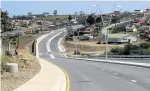  ?? Pictures: MICHAEL PINYANA ?? BETTER LATE THAN NEVER: Sections of the Qumza highway in Mdantsane are showing progress after more than two years of upgrading, running over a year behind schedule.