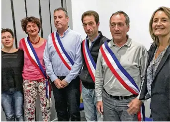  ??  ?? Le soir de l’élection : la secrétaire de mairie Virginie Weidmann, la première adjointe Martine Bourgeois, le maire Jean-Luc Kokelka, le deuxième adjoint Mickaël Séjourné et la sénatrice (LR) Sophie Primas.