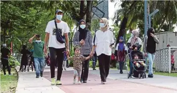  ?? (Foto Eizairi Shamsudin/bh) ?? Pengunjung beriadah bersama keluarga di sekitar Taman Tasik Titiwangsa selepas pelaksanaa­n Fasa Dua PPN di Kuala Lumpur, semalam.