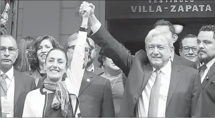  ??  ?? Obrador, tras rendir protesta como jefa de Gobierno de la Ciudad de México, Foto Carlos Ramos Mamahua