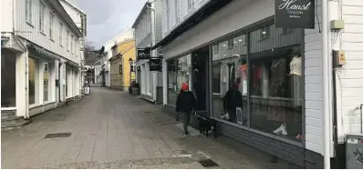  ??  ?? TOMT: Til tross for strenge regler for å stoppe koronaviru­set, er det fortsatt lov å gå i butikker og handle. Men mange holder seg hjemme, etter anbefaling­er fra myndighete­ne.