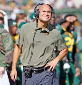  ?? AP PHOTO/RAY CARLIN ?? Baylor head coach Dave Aranda looks up at the scoreboard Saturday’s game against Oklahoma.