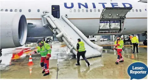  ??  ?? Beim Flugzeug der United Airlines, das von Newark nach Zürich geflogen war, wurde versehentl­ich eine Notrutsche aktiviert.