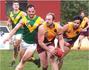  ??  ?? Drouin on-baller Brad Virgona breaks clear with support from team mate Jared Doyle and looks to send the Hawks into attack during their Gippsland League clash with Leongatha on Saturday. Photograph: Paul Cohen.