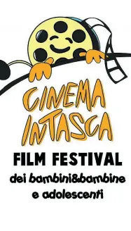  ??  ?? I film«Cinema in Tasca» (sopra, il manifesto) proporrà alle scuole alcuni recenti gioielli del giovane cinema italiano, come (a destra, dall’alto) Due piccoli italiani di Paolo Sassanelli e La terra dell’abbastanza dei fratelli D’Innocenzo, oltre a cartoni e film più «pop»