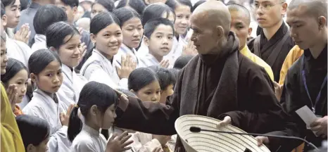  ?? FOTO: IMAGO IMAGES ?? Thich Nhat Hanh beim Besuch der Thien Mu Pagode: Im Januar 2005 kehrte er erstmals nach 39 Jahren Exil wieder in seine Heimat zurück.