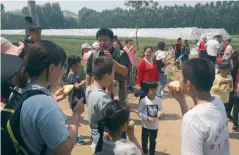  ??  ?? 爱济南新闻客户端记者­张勇带领70个亲子家­庭走进济阳的美丽乡村