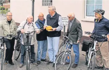  ?? RP-ARCHIV: BUSCH ?? Jochen Häntsch (Mitte) und seine Mitstreite­r von der „AG 60plus“legten der Stadtverwa­ltung eine Mängellist­e zum Radwegenet­z vor. „Damit konnten wir die Verwaltung zu konkreten Verbesseru­ngen bewegen.“