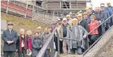  ?? FOTO: WIEL DE VLIEGER ?? Die Grevenbroi­cher Delegation wurden von den Partnern aus Peel en Maas auf der historisch­en Burg „De Keverberg“in Kessel empfangen.