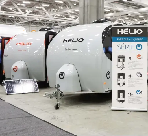  ??  ?? Construite­s au Québec, les roulottes ultra-légères Hélio représente­nt la nouvelle tendance de l’heure dans le monde du camping-caravaning. Vous pourrez les découvrir au kiosque de Caravanes Marco.