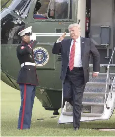  ?? EFE ?? Retorno. El presidente Donald J. Trump, saluda a un infante de marina mientras sale del Marine One, tras el viaje a Arizona y Nevada, ayer.