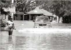  ??  ?? Preocupaci­ón. Numerosas comunidade­s de la línea noroeste, como Castañuela­s, Palo Verde y Hatillo Palma, así como en el Bajo Yuna continúan inundadas provocando grandes daños, debido a las lluvias y el desbordami­entos de los ríos Yaque del Sur y Yuna,...