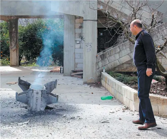  ?? PHOTO AFP ?? Un homme observe les restes d’un missile qui est tombé samedi dans la cour d’une maison de Kawaba, au sud du Liban.
