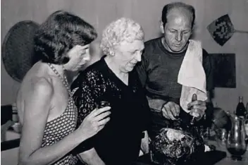  ??  ?? Джексон с матерью, Стеллой Поллок, и женой – Ли Краснер.