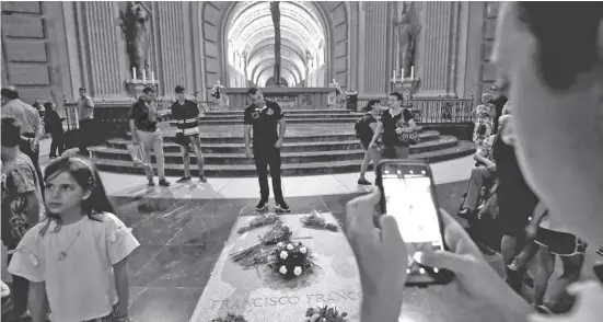  ?? Fotos: Andrea Comas/dpa ?? Grabstelle des Diktators in der Basilika im Tal der Gefallenen in der Nähe von San Lorenzo de El Escorial.