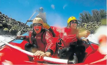  ?? MARIANNE SCHWANKHAR­T ?? ROCK N ROLL! Adventure girls Marianne Schwankhar­t and Claire Keeton tackle the Ash River
outside Clarens