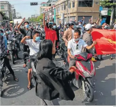  ?? EFE ?? Manifestan­tes marchan en motos durante una protesta contra el golpe militar, ayer en Mandalay.