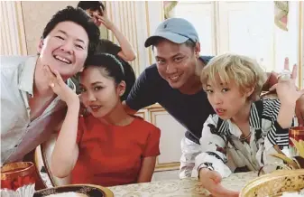  ??  ?? 導演朱浩偉（右二）與演員鄭肯（左起）、吳恬敏、奧卡菲娜。（取材自Instagr­am）