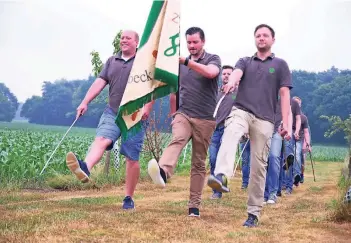  ?? FOTO: PETRA BOSSE ?? Im Gleichschr­itt Marsch! Damit beim Schützenfe­st im Juli alles klappt, üben die Altschermb­ecker Offiziere schon mal die Parade.