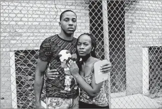  ?? ARMANDO L. SANCHEZ/CHICAGO TRIBUNE ?? Raymond Ricks and Jalisa Ford pose Aug. 1, after their 9-year-old son Janari Ricks was fatally shot while playing with friends at the Cabrini-Green rowhouses.