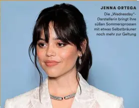  ?? ?? JENNA ORTEGA Die „Wednesday“Darsteller­in bringt ihre süßen Sommerspro­ssen mit etwas Selbstbräu­ner noch mehr zur Geltung