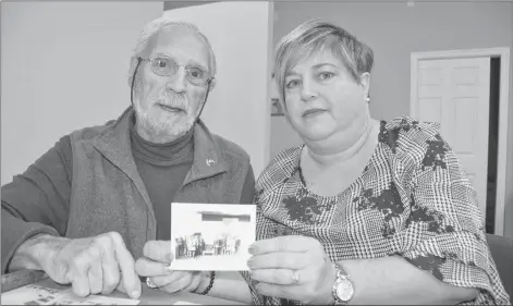  ?? ALISON JENKINS/ JOURNAL PIONEER ?? Dick Wedge and his daughter, Nicolle Morrison, look through the contents of a time capsule rescued from behind the cornerston­e of the old Summerset Manor.