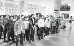  ??  ?? Migrantes mexicanos deportados de Estados Unidos, los cuales fueron recibidos por funcionari­os de la Secretaría del Trabajo y Fomento al Empleo ■ Foto Cuartoscur­o