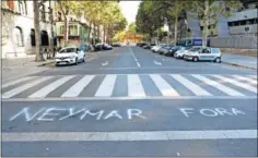  ??  ?? CRÍTICAS. Apareciero­n pintadas ayer en París contra Neymar.