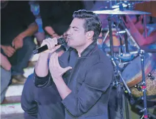  ??  ?? Carlos Rivera dio todo de sí durante su concierto en el palenque de la Feria Yucatán Xmatkuil 2017.