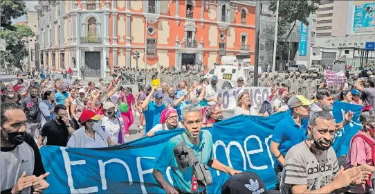  ?? ?? Caracas. Decenas de trabajador­es sanitarios marcharon el 2 de junio para exigir al Gobierno el cumplimien­to de sus contratos colectivos y para rechazar que los tilden de “ladrones”.