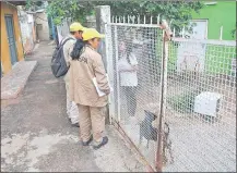  ??  ?? Algunos vecinos de la Chacarita no permiten el ingreso de los técnicos del Senepa para eliminar criaderos.