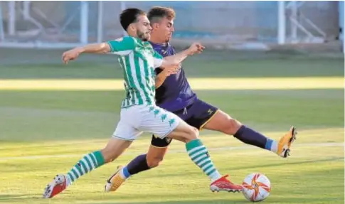  ?? // J.M. SERRANO ?? Lara se escapa de Alberto Fernández en el campo principal de la ciudad deportiva Luis del Sol