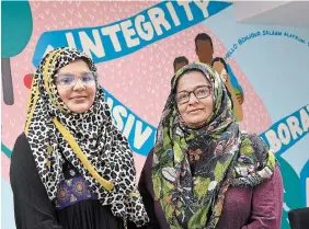  ?? JOHN RENNISON THE HAMILTON SPECTATOR ?? Attia Naeem, 14, shown with mother Amtul Lateef, took part in Empowermen­t Squared's School Readiness Program in Hamilton.