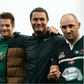  ?? Photo Terrain Favorable ?? Richie McCaw et Thierry Dusautoir sont allés au contact de rugbymen du Pays basque.