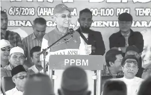  ?? — Gambar Bernama ?? BERUCAP: Dr Mahathir berucap pada Program Santai Bersama Tun M di Taman Anggerik Depan Kem Desa Pahlawan, Kok Lanas semalam.