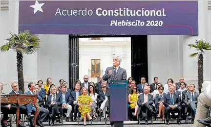  ?? RAMON MONROY / AFP ?? Santiago. El presidente Sabastián Piñera anuncia la promulgaci­ón de una reforma que permite convocar al país a un plebiscito con fecha de 26 de abril.