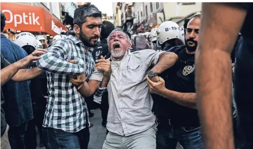  ?? FOTO: AFP ?? Polizisten in Zivil nehmen in Istanbul Teilnehmer einer Demonstrat­ion zur Unterstütz­ung streikende­r Arbeiter fest.