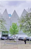 ?? FOTO: HEIKO SCHULZE ?? Die Außenfassa­de der Philharmon­ie nimmt Bezug auf die Wiekhäuser der Hansestadt. Viele Stettiner sprechen vom „Eisberg“.