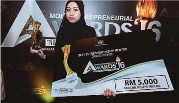  ??  ?? Nik Nurfarah Fareena merangkul Anugerah Mentor Keusahawan­an Terbaik pada MEA 2016.