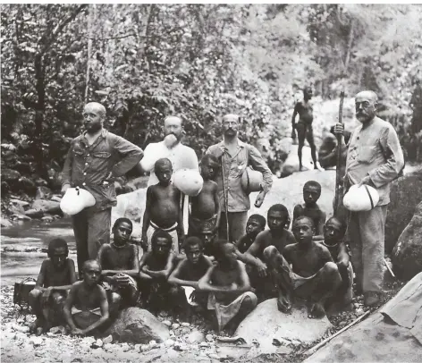  ?? FOTO: PICTURE ALLIANCE/AKG-IMAGES ?? Robert Koch (rechts stehend) reiste diverse Male in deutsche Kolonien auf dem afrikanisc­hen Kontinent. Das Bild zeigt ihn auf einer Expedition in Kimberly/Südafrika, die 1896/97 stattfand.