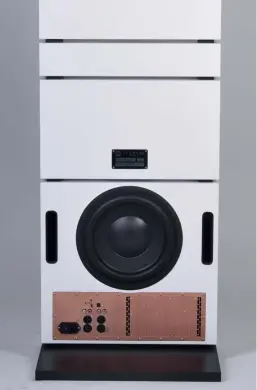  ??  ?? Stolzer Rücken: Wir sehen die vollen Ausmaße des Subwoofers, links und rechts dazu die Bassreflex-öffnungen. Über der Bodenplatt­e: die komplette Elektronik der Karlotta.