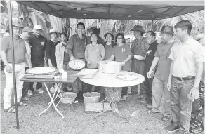  ??  ?? CERIA: Dennis (enam kiri) merakamkan kenangan bersama penduduk Long Atip semasa sambutan hari keluarga persatuan tersebut di Piasau Boat Club, baru-baru ini.