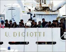  ??  ?? Cent cinquante migrants sont toujours bloqués à bord du gardecôtes Diciotti qui a été autorisé à accoster en Sicile. (Photo AFP)